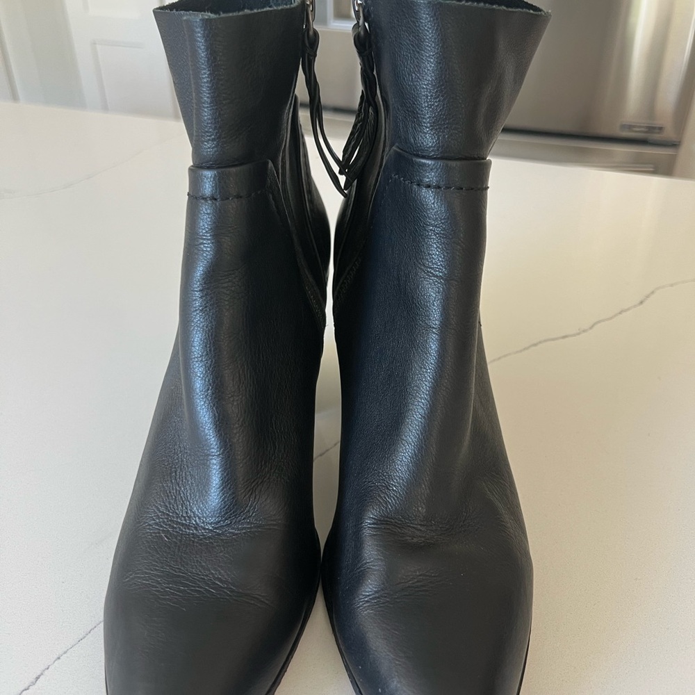 Splendid Black Leather Zip Up Soft Supple High
Heel Ankle Boots!